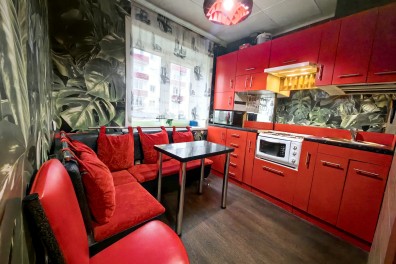 Остается вся мебель и техника. До метро 3 мин, до гипермаркета 24/7 - 6 мин